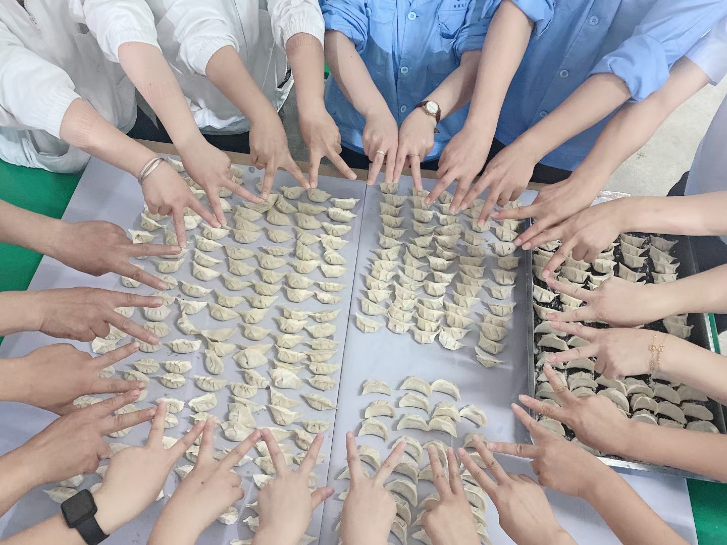 相聚金色团圆之秋——  “亲亲一家人 ”包饺子比赛活动